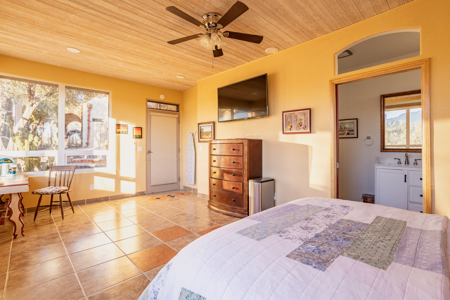 The Humming Bird Suite w/ KitchenNet