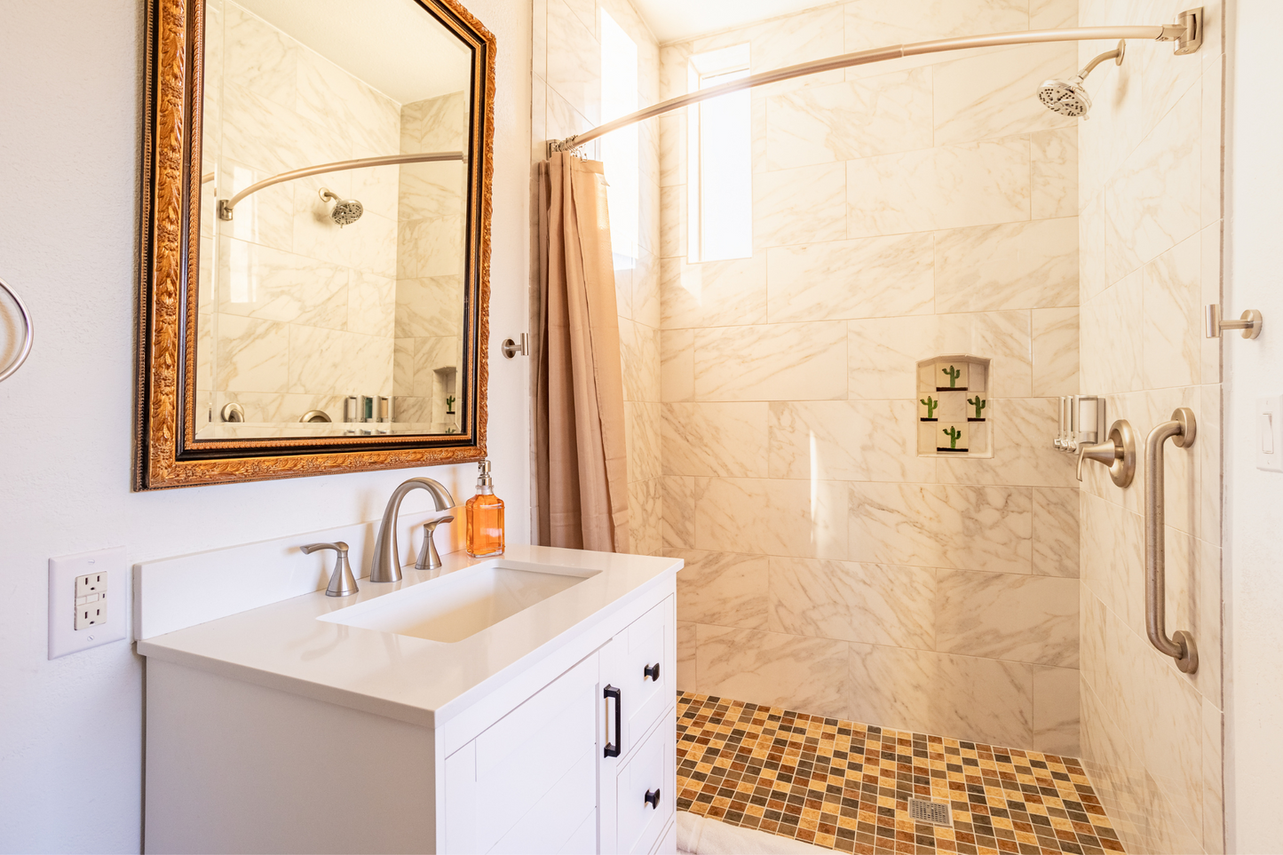 The Humming Bird Suite w/ KitchenNet