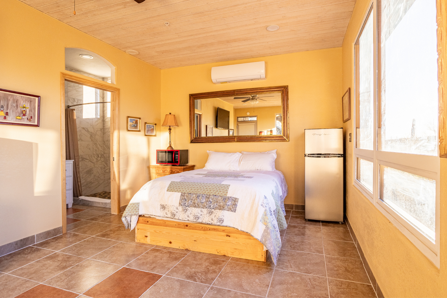 The Humming Bird Suite w/ KitchenNet